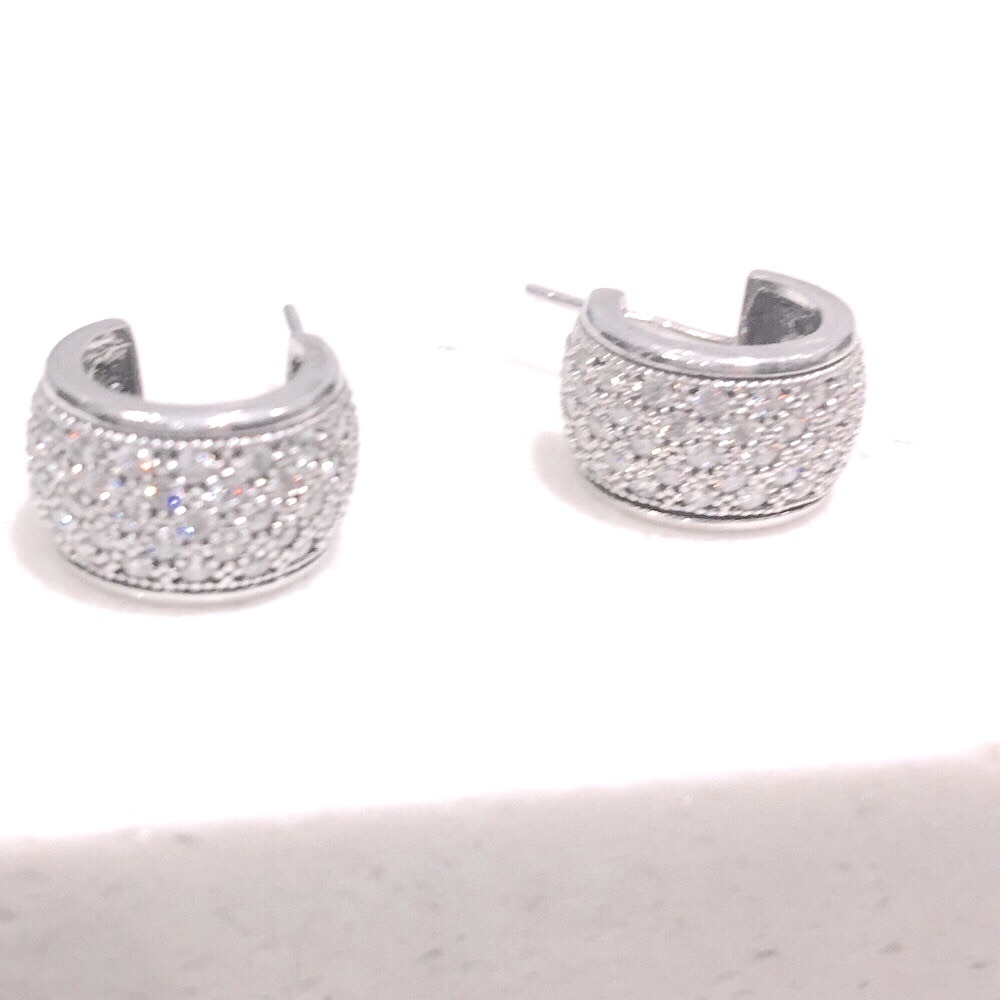 925 silver round cut sparkling diamond can be worn every day or night party